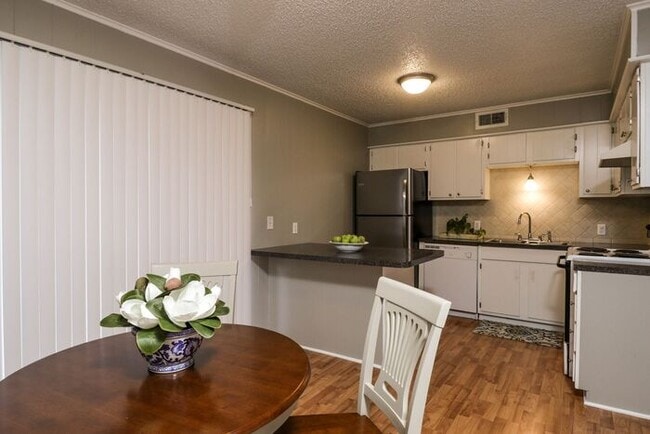 Photo - Available Now! 2 bedroom 1 bath in Lindale...