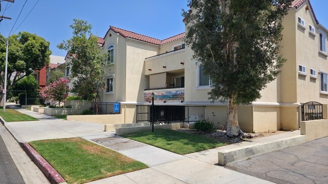 Building Photo - 300 E Providencia Ave Unit 215 Rental