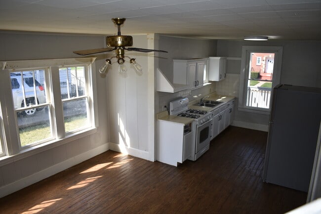 Comedor y cocina - 2005 McLean St