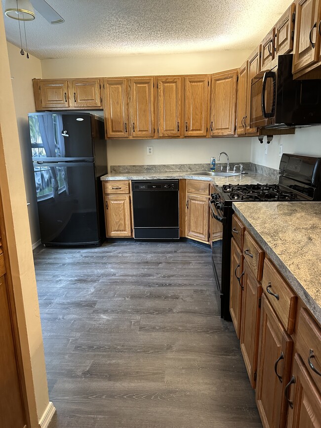 Photo - 393 Hadleigh Ln