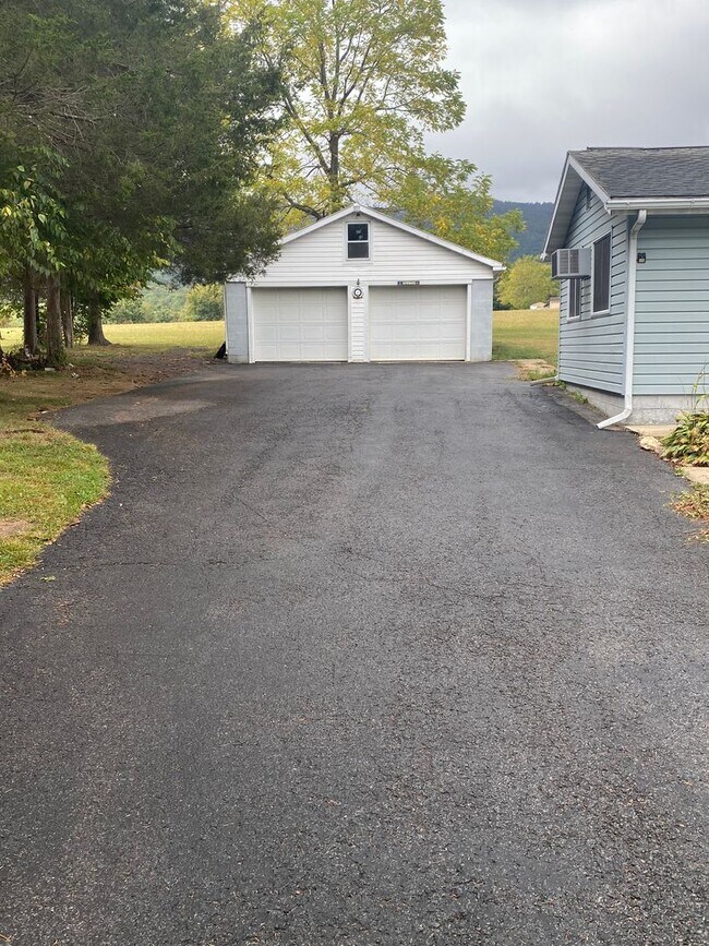 Photo - 20433 Amberson Rd