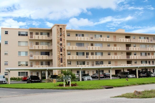 Building Photo - 4210 Ironwood Cir Unit 106J