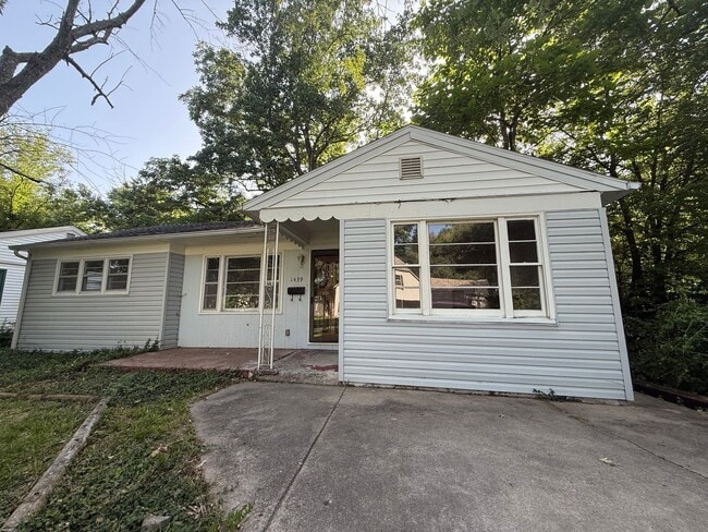 Building Photo - Charming 3 Bedroom 1 Bath Home AVAILABLE NOW!!
