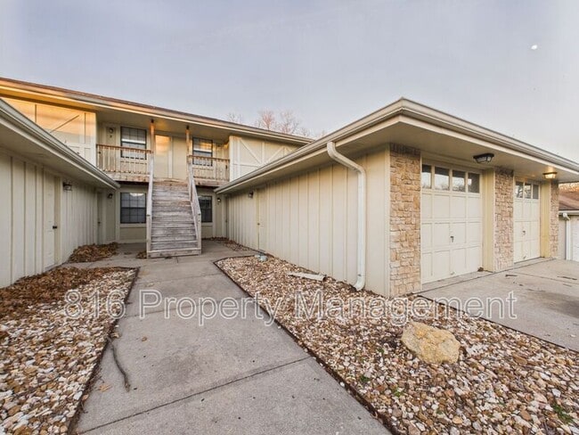 Building Photo - 1020 NE Lindsay Ave Unit C