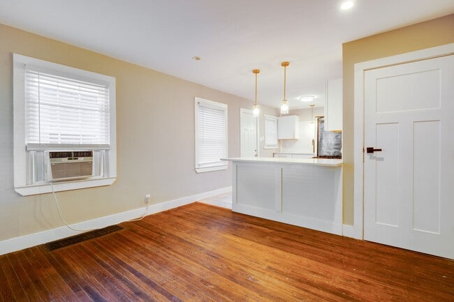 Photo - 4225-27 Crittenden Avenue Unidad 4227