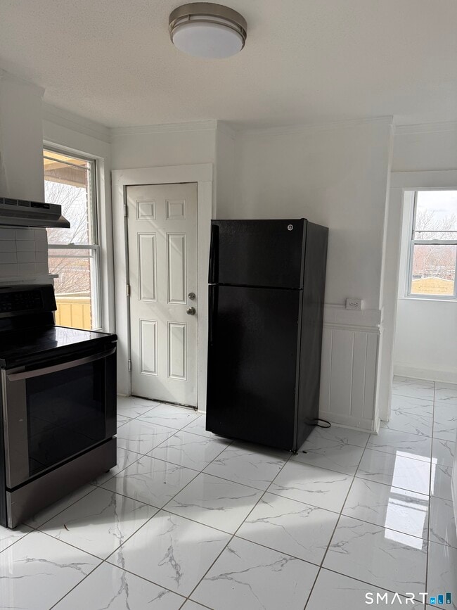 Building Photo - 429 Summit St Unit 3rd floor