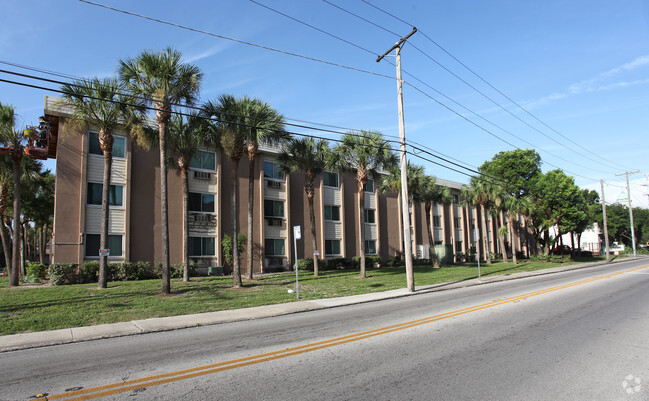 Building Photo - Central Court Rental