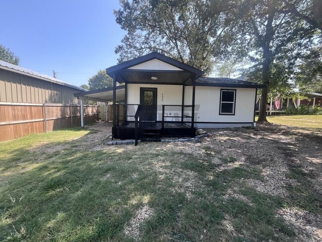 Building Photo - Beautifully updated 3-bedroom, 2-bath home
