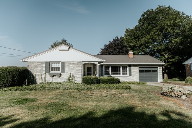 Building Photo - 313 S Locust St Rental