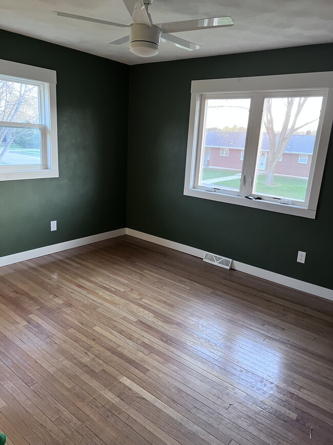 Photo - 1694 Earl Dr