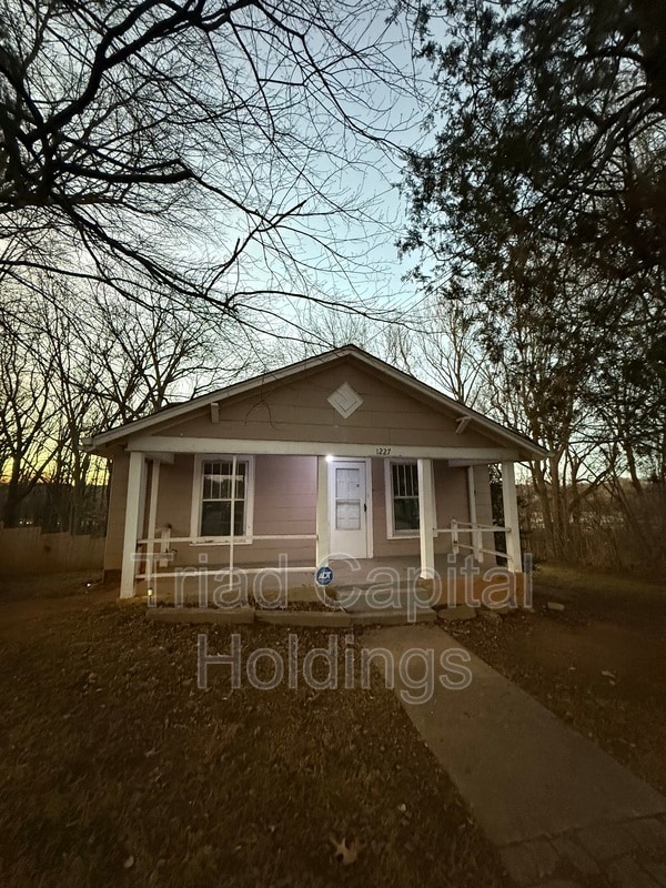 Building Photo - 1227 Fairfield Dr