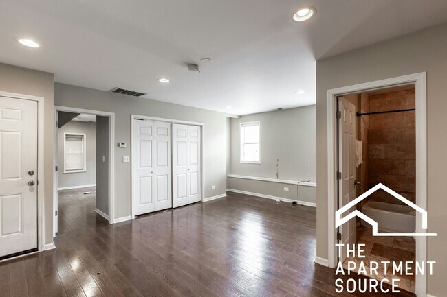 Photo - 1530 N Greenview Ave Unit 2F