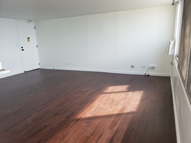 Photo - Beautifully Renovated 2 bedroom Penthouse ... Unit 4401