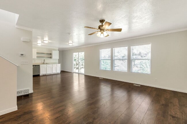 REFRESHED 5-Bedroom Home in Desirable Draper - Pet Friendly - NEW CARPET UPSTAIRS | Refreshed kit...