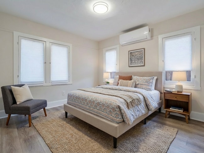 Photo - 6043 Selma Ave