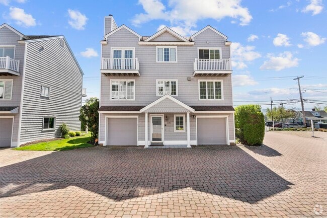 Building Photo - 672 Fairfield Beach Rd Unit 672 Rental