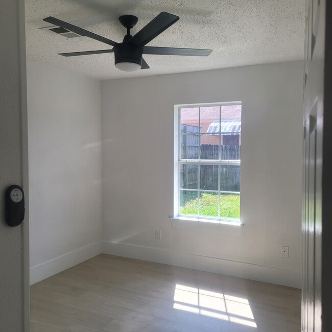 Photo - 8830 Stroelitz St