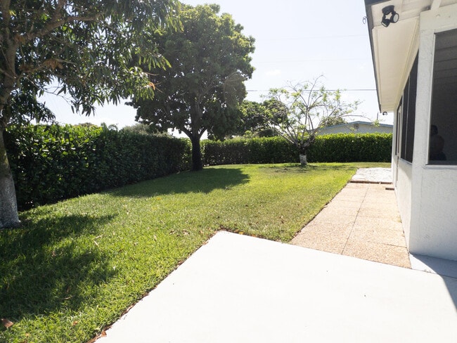 Photo - 887 W Perry St