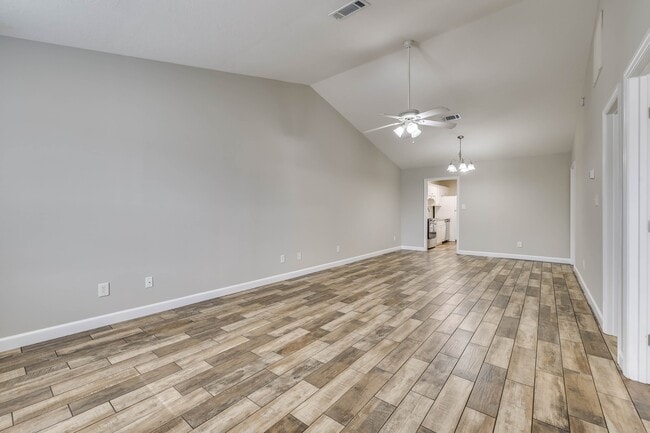 Photo - 219 Lynbrook Way