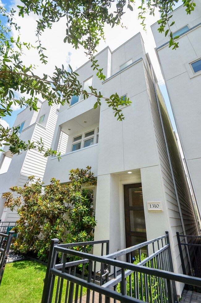 Photo - 1310 Delano St