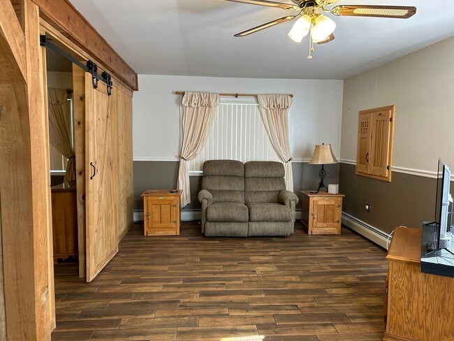 Photo - 2179 Shartlesville Rd Unidad The Golden Oak Suite