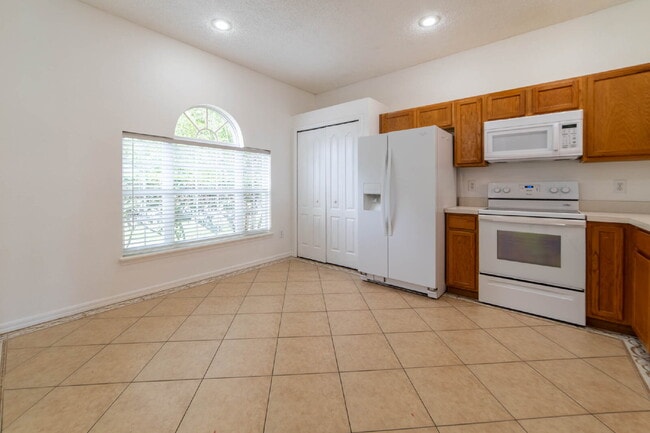 **Charming 4BR/2BA Pond-View Home with Boat Ramp Access – East Orlando **