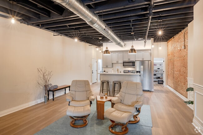 1BR, 1BA - 920SF, Dining Area