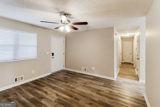 Photo - 635 Lakeridge Cir SE