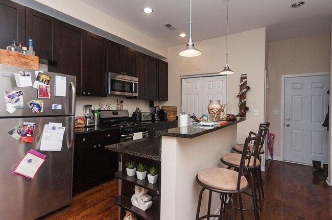 Building Photo - Spacious 2bed 1 bath in the Bucktown area Unit 3R