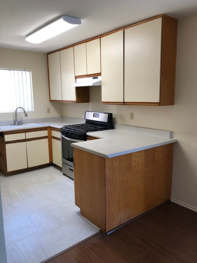 Building Photo - 401 W Dryden St Unit 211