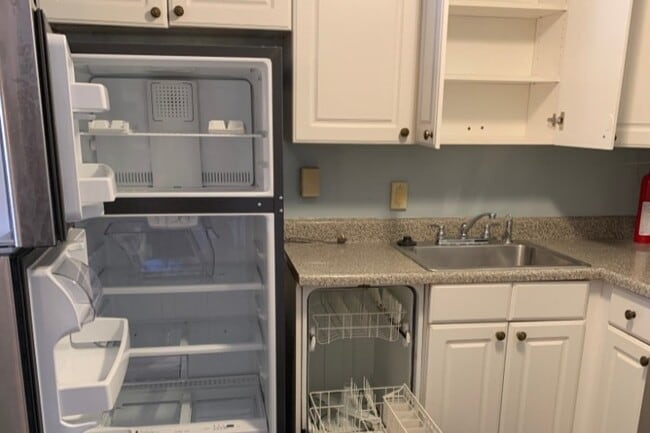 Kitchen Appliances - 5481 Quentin St Unit 1