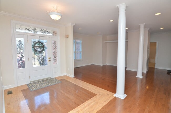 Photo - 604 Georgian Way