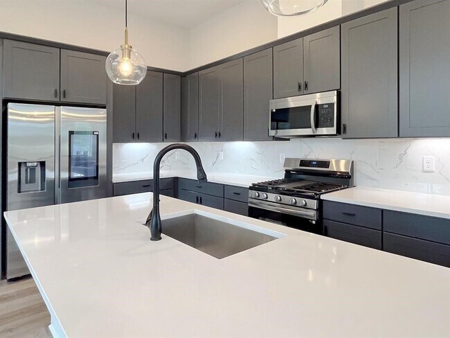 Photo - 1806 Line St