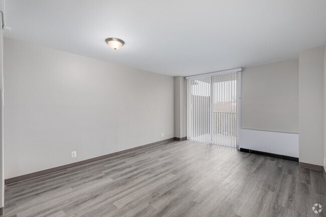 2BR, 1BA - 790SF