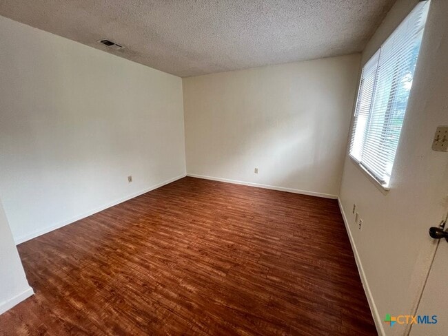 Building Photo - 511 W Hutchison St Unit A Rental