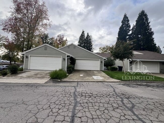 Building Photo - 235 Live Oak Cir Unit None