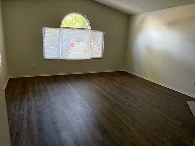 Living room - 2113 Phlox Ave Casa