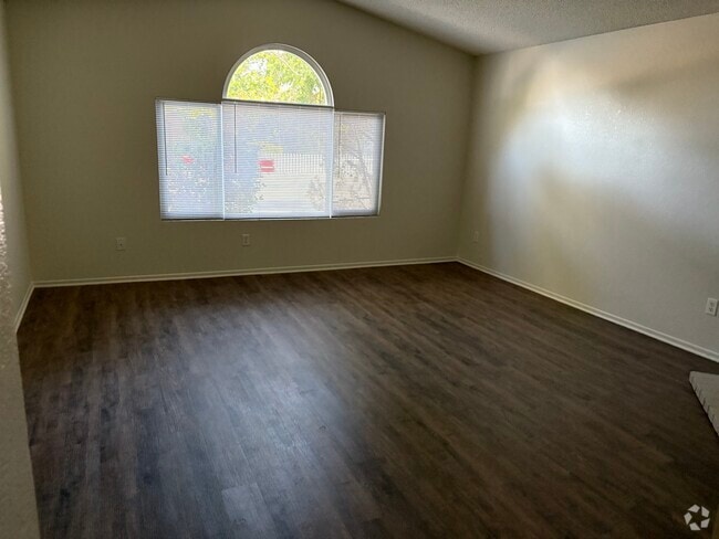 Building Photo - 2113 Phlox Ave Rental