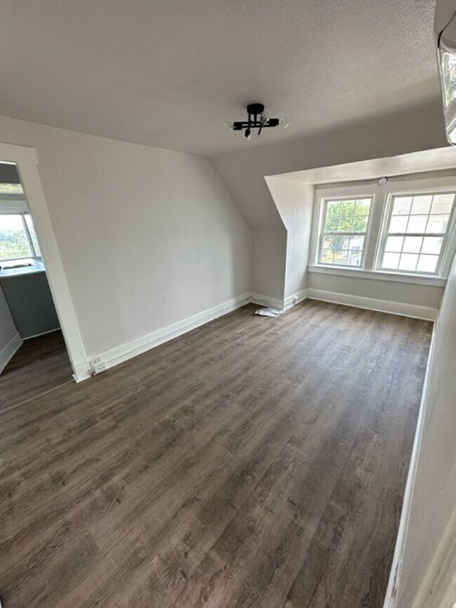 753 Rossmore Ave Unit 3