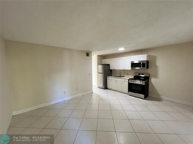 Building Photo - 612 NE 29th Dr Unit 2 Rental
