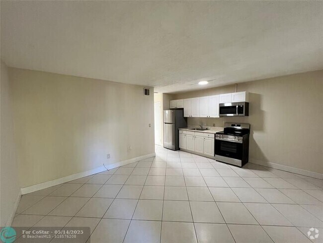 Building Photo - 612 NE 29th Dr Unit 3 Rental