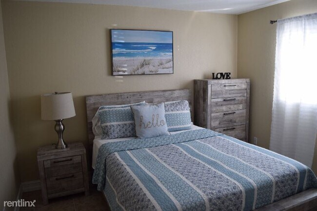 Photo - 2 br, 1 bath Apartment - 17 SW Hideaway Pl