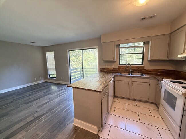 Building Photo - Spacious 1-Bedroom Apartment in West Knoxv... Unit #C