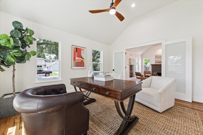Photo - 805 English St