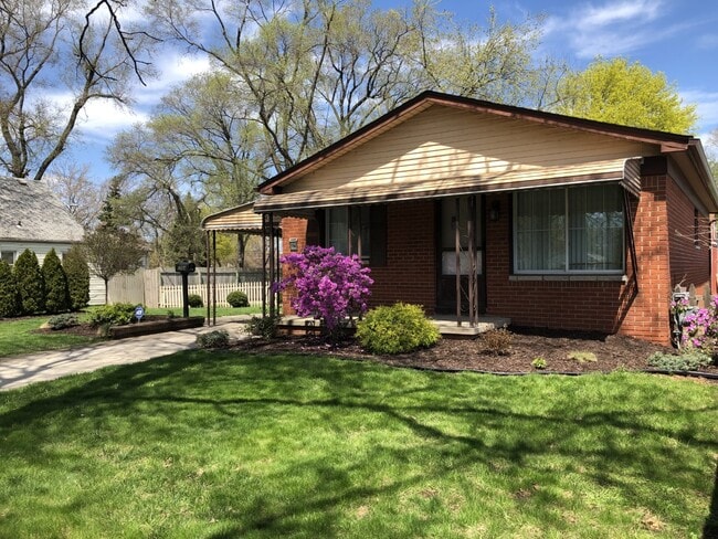 Rancho de ladrillo en lote doble - 1764 Charter St