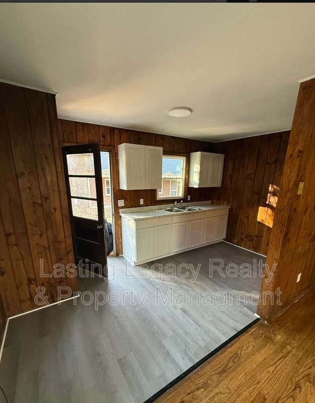 Photo - 904 Marsh St