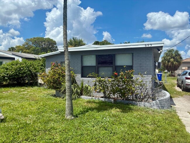 Building Photo - 605 NW 9th Ave
