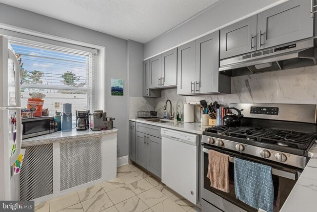 Building Photo - 158 Montgomery Ave Unit 2