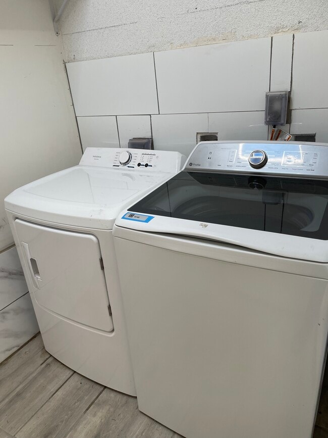 Photo - 18821 Erwin St Unidad 3c