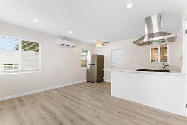 Building Photo - Euclid Ave Unit 4052 Rental